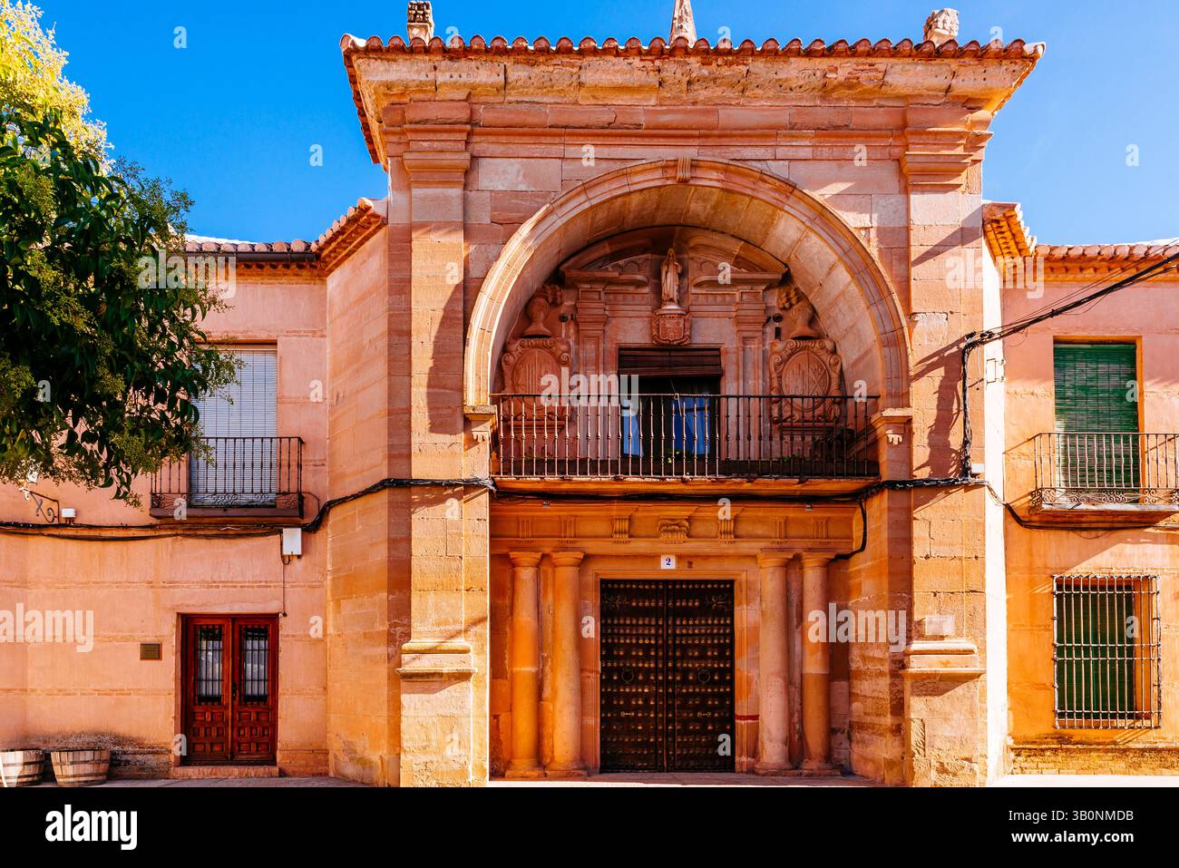 La Casa del Arco (Maison de l'Arc) a été construite au milieu du XVIIe siècle. Sa façade principale est dans le style néoclassique. Villanueva de los Infantes, CIU Banque D'Images