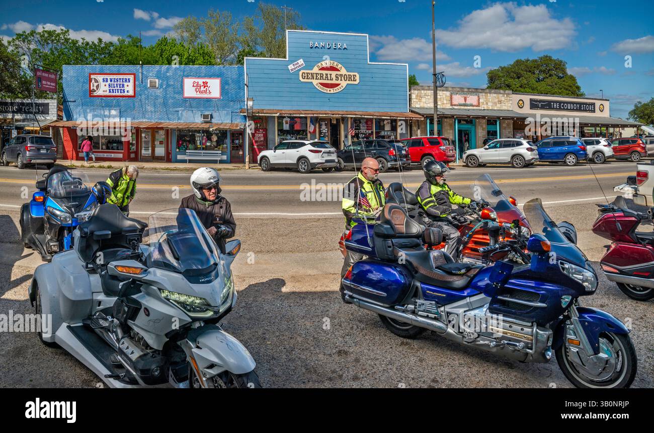 Groupe de motards se préparant à partir, main Street à Bandera, Texas, États-Unis Banque D'Images