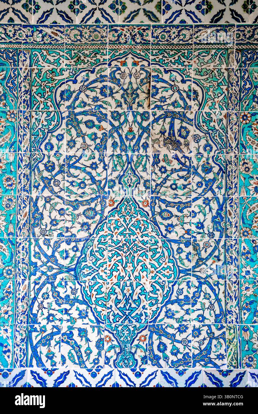 Détail d'un mur décoré de carreaux de céramique bleus Iznik à l'intérieur du palais de Topkapi, une résidence historique des sultans ottomans, Istanbul, Turquie (Turkiye) Banque D'Images