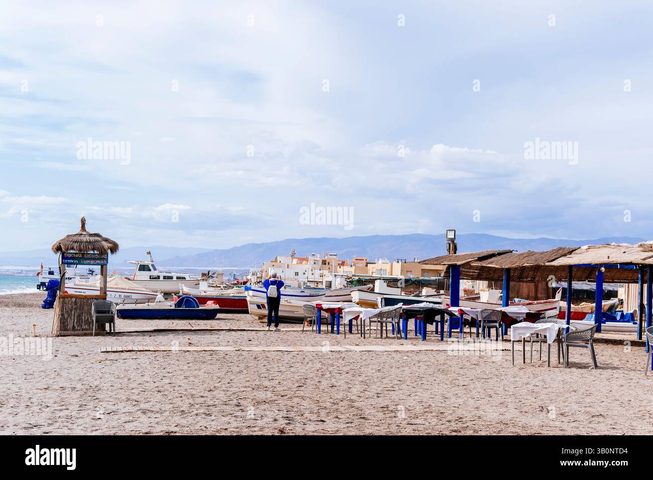 Restaurant sur le sable de la plage. Plage de Cabo de Gata, près du village de Cabo de Gata. Cabo de Gata, Almería, Andalucía, Espagne, Europe Banque D'Images