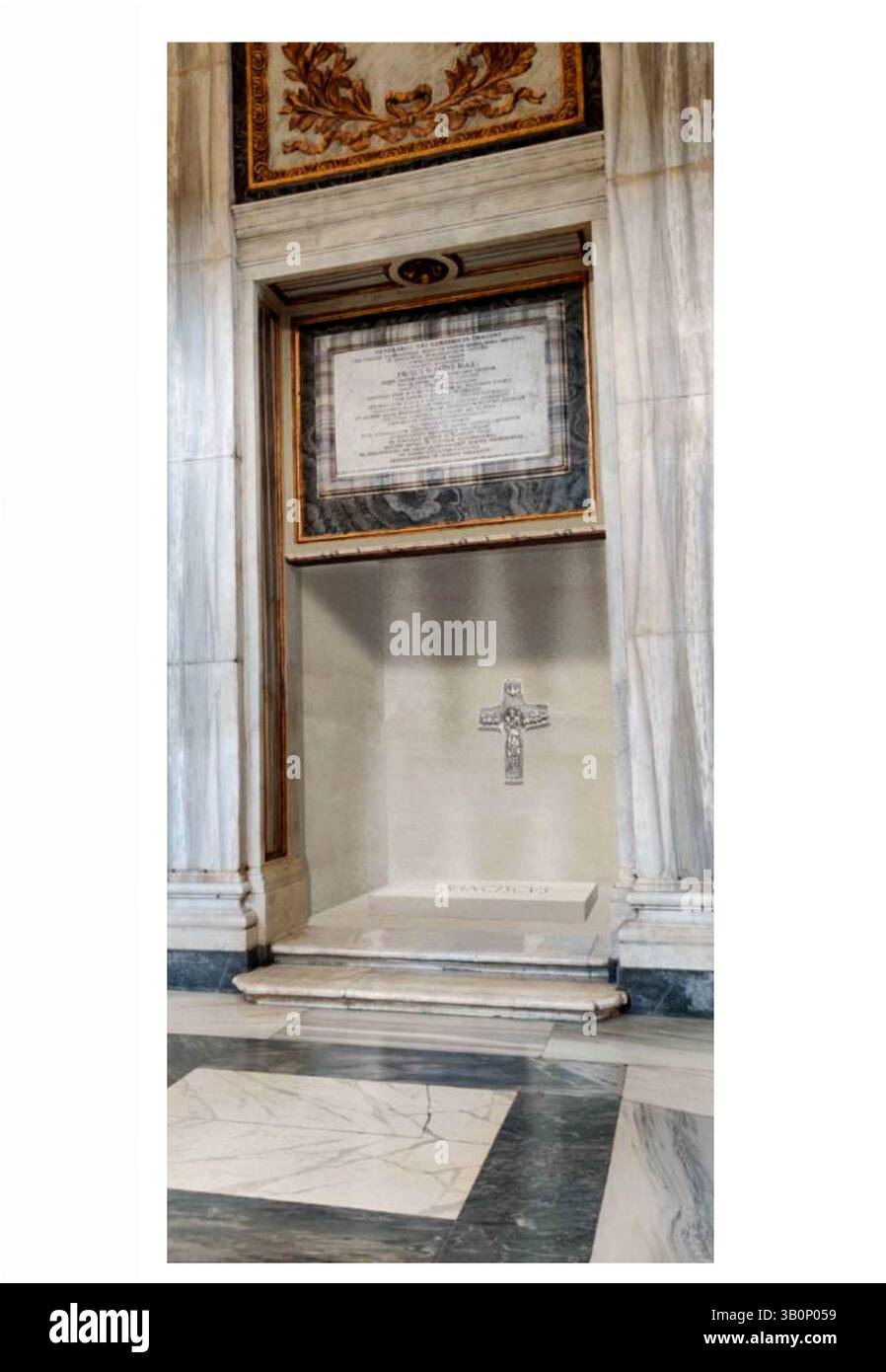 Rome, Italie. 24 avril 2025. Italie, Rome, 2025-04-24 projet de tombeau du pape François-le tombeau a été fait de marbre d'origine ligure avec seulement l'inscription 'FRANCISCUS' et la reproduction de sa croix pectorale. Le tombeau a été préparé dans la niche dans l'allée entre la chapelle Pauline (chapelle de la Salus Populi Romani) et la chapelle Sforza de la basilique Sainte-Marie majeure. Le tombeau est situé près de l'autel de Fonnerre. - Photographie de meilleure qualité par Catholic Press photo RESTREINTE À UN USAGE ÉDITORIAL - PAS DE MARKETING - PAS DE CAMPAGNES PUBLICITAIRES crédit : Agence photo indépendante/Alamy Live News Banque D'Images
