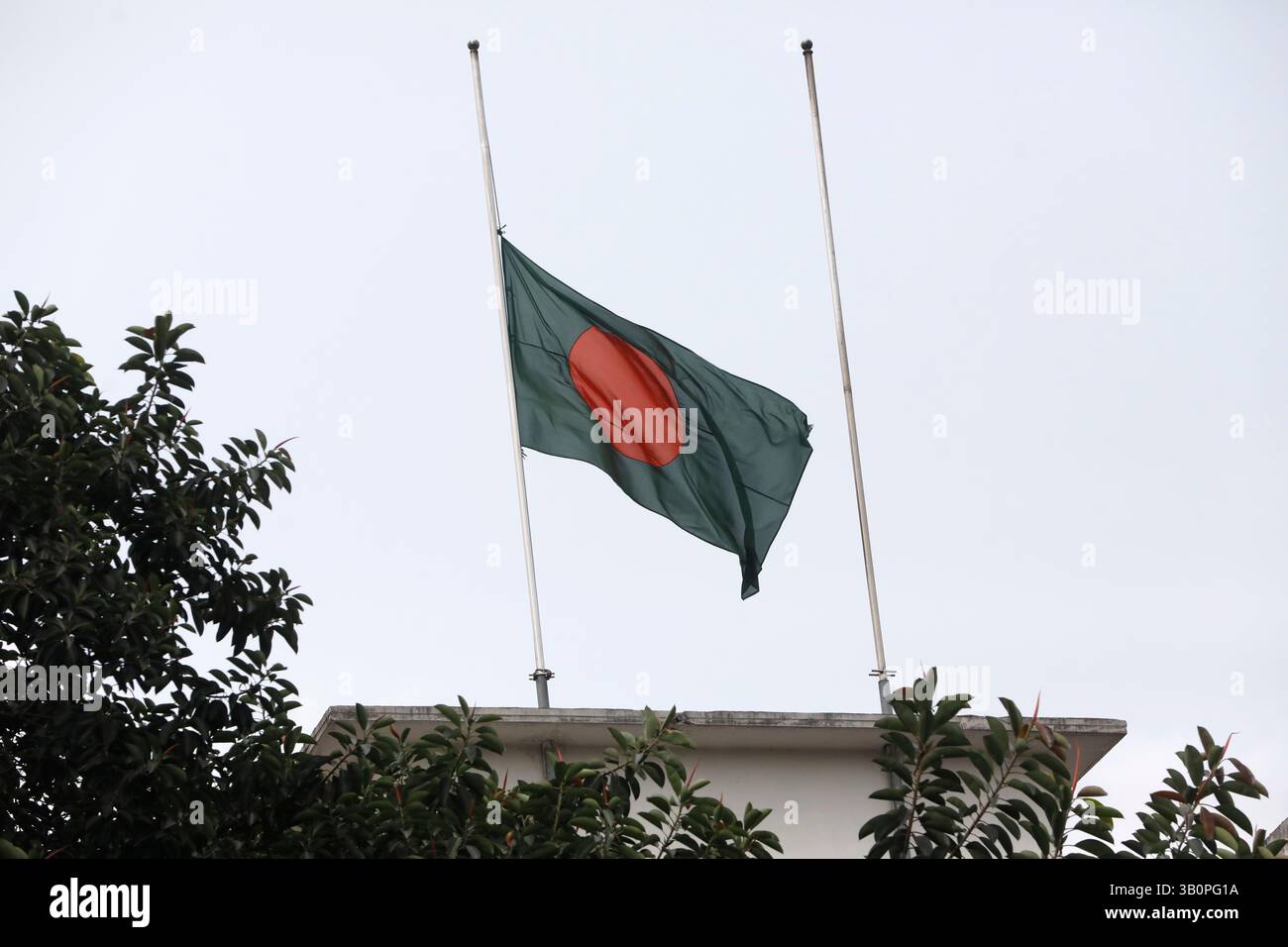 Dhaka, Bangladesh - 24 avril 2025 : le drapeau national a été mis en Berne au Secrétariat dans le cadre du deuil de trois jours au Bangladesh Banque D'Images