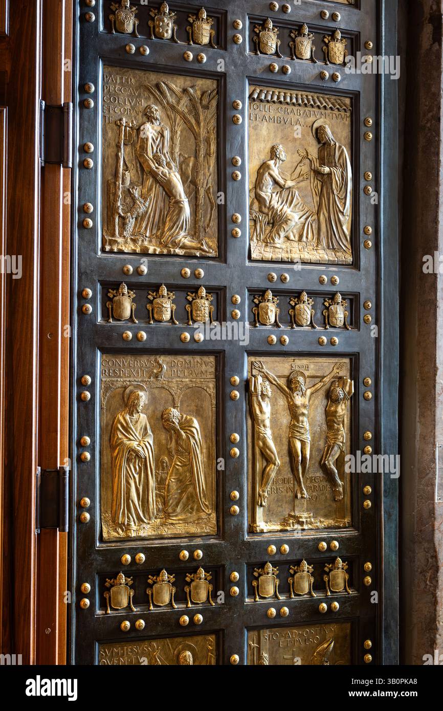 15-04-2025 Basilique Saint-Pierre, Cité du Vatican, Rome, Italie. Partie du côté droit de la porte Sainte en bronze. Porte ouverte, gros plan, personne. Banque D'Images