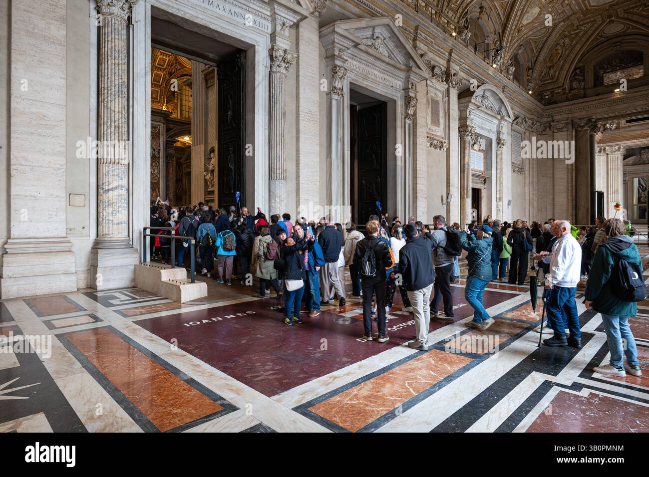 15-04-2025 Basilique Saint-Pierre, Cité du Vatican, Rome, Italie. De grandes foules de touristes faisant la queue à la porte d'entrée de la basilique sur la 25 Banque D'Images