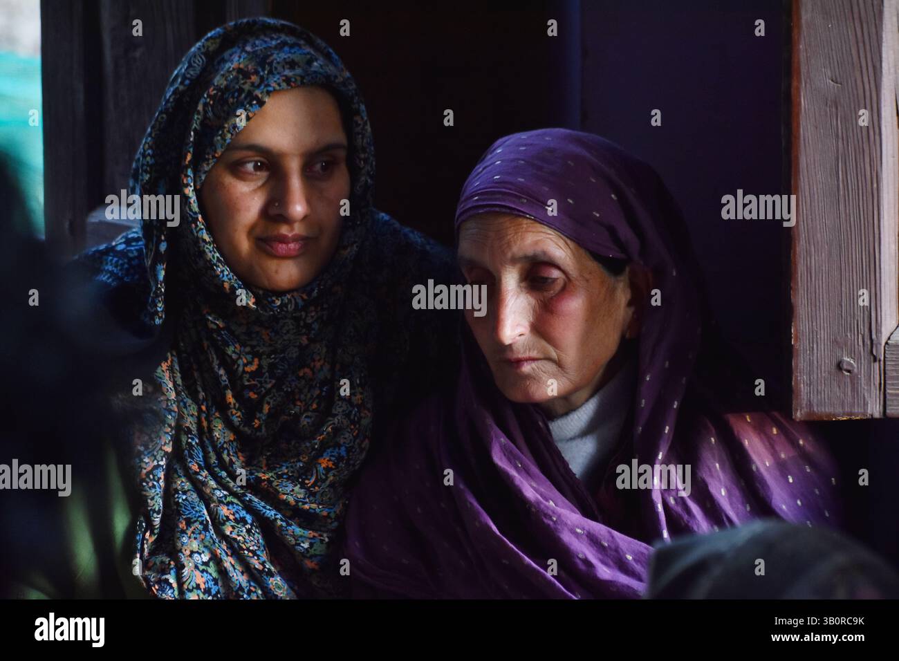 Pahalgam, Inde. 24 avril 2025. Portrait de la mère et de la sœur d'Adil Hussain Shah, une ouvrière journalière, décédée lorsque des militants ont ouvert le feu sans discernement sur une foule de touristes principalement mardi, dans son village Hapatnar, à environ 20 km de Pahalgam et quelque part à 90 km de Srinagar, la capitale estivale du Cachemire, où l'incident a eu lieu, le Cachemire administré par l'Inde, mercredi 23 avril 2025. (Photo de Mubashir Hassan/Pacific Press) crédit : Pacific Press Media production Corp./Alamy Live News Banque D'Images