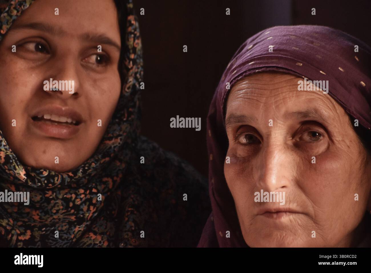 Pahalgam, Inde. 24 avril 2025. Portrait de la mère et de la sœur d'Adil Hussain Shah, une ouvrière journalière, décédée lorsque des militants ont ouvert le feu sans discernement sur une foule de touristes principalement mardi, dans son village Hapatnar, à environ 20 km de Pahalgam et quelque part à 90 km de Srinagar, la capitale estivale du Cachemire, où l'incident a eu lieu, le Cachemire administré par l'Inde, mercredi 23 avril 2025. (Photo de Mubashir Hassan/Pacific Press) crédit : Pacific Press Media production Corp./Alamy Live News Banque D'Images