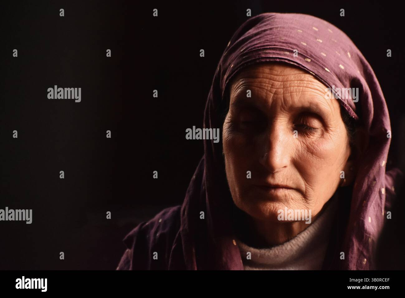 Pahalgam, Inde. 24 avril 2025. Portrait de la mère d'Adil Hussain Shah, une ouvrière journalière, décédée lorsque des militants ont ouvert le feu sans discernement sur une foule de touristes principalement mardi, dans son village Hapatnar, à environ 20 km de Pahalgam et quelque part à 90 km de Srinagar, la capitale estivale du Cachemire, où l'incident a eu lieu, le Cachemire administré par les Indiens, mercredi 23 avril 2025. (Photo de Mubashir Hassan/Pacific Press) crédit : Pacific Press Media production Corp./Alamy Live News Banque D'Images