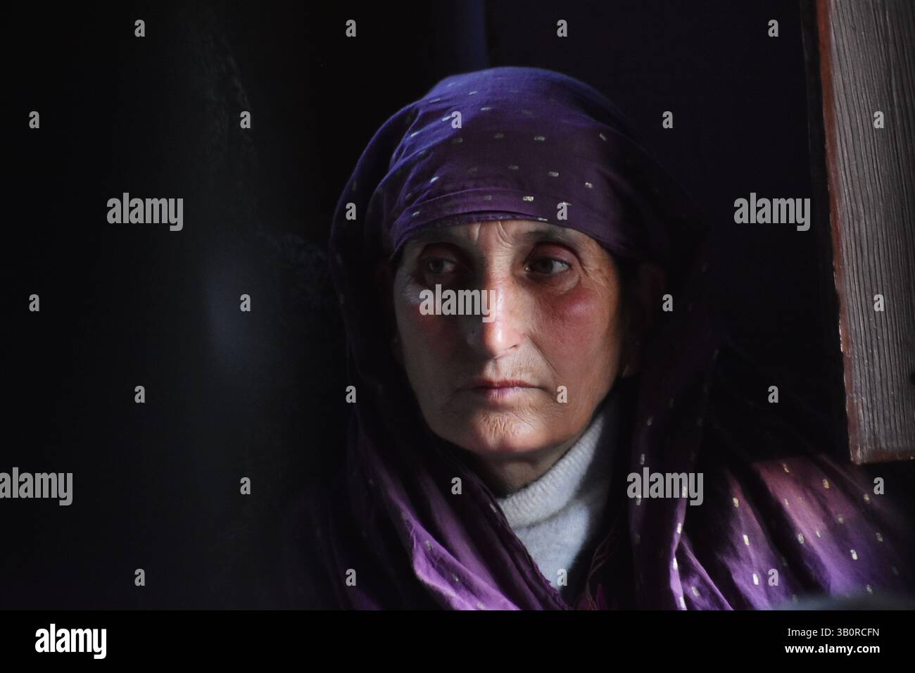 Pahalgam, Inde. 24 avril 2025. Portrait de la mère d'Adil Hussain Shah, une ouvrière journalière, décédée lorsque des militants ont ouvert le feu sans discernement sur une foule de touristes principalement mardi, dans son village Hapatnar, à environ 20 km de Pahalgam et quelque part à 90 km de Srinagar, la capitale estivale du Cachemire, où l'incident a eu lieu, le Cachemire administré par les Indiens, mercredi 23 avril 2025. (Photo de Mubashir Hassan/Pacific Press) crédit : Pacific Press Media production Corp./Alamy Live News Banque D'Images