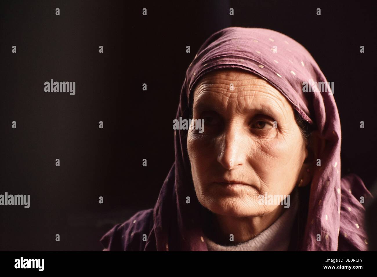 Pahalgam, Inde. 24 avril 2025. Portrait de la mère d'Adil Hussain Shah, une ouvrière journalière, décédée lorsque des militants ont ouvert le feu sans discernement sur une foule de touristes principalement mardi, dans son village Hapatnar, à environ 20 km de Pahalgam et quelque part à 90 km de Srinagar, la capitale estivale du Cachemire, où l'incident a eu lieu, le Cachemire administré par les Indiens, mercredi 23 avril 2025. (Photo de Mubashir Hassan/Pacific Press) crédit : Pacific Press Media production Corp./Alamy Live News Banque D'Images