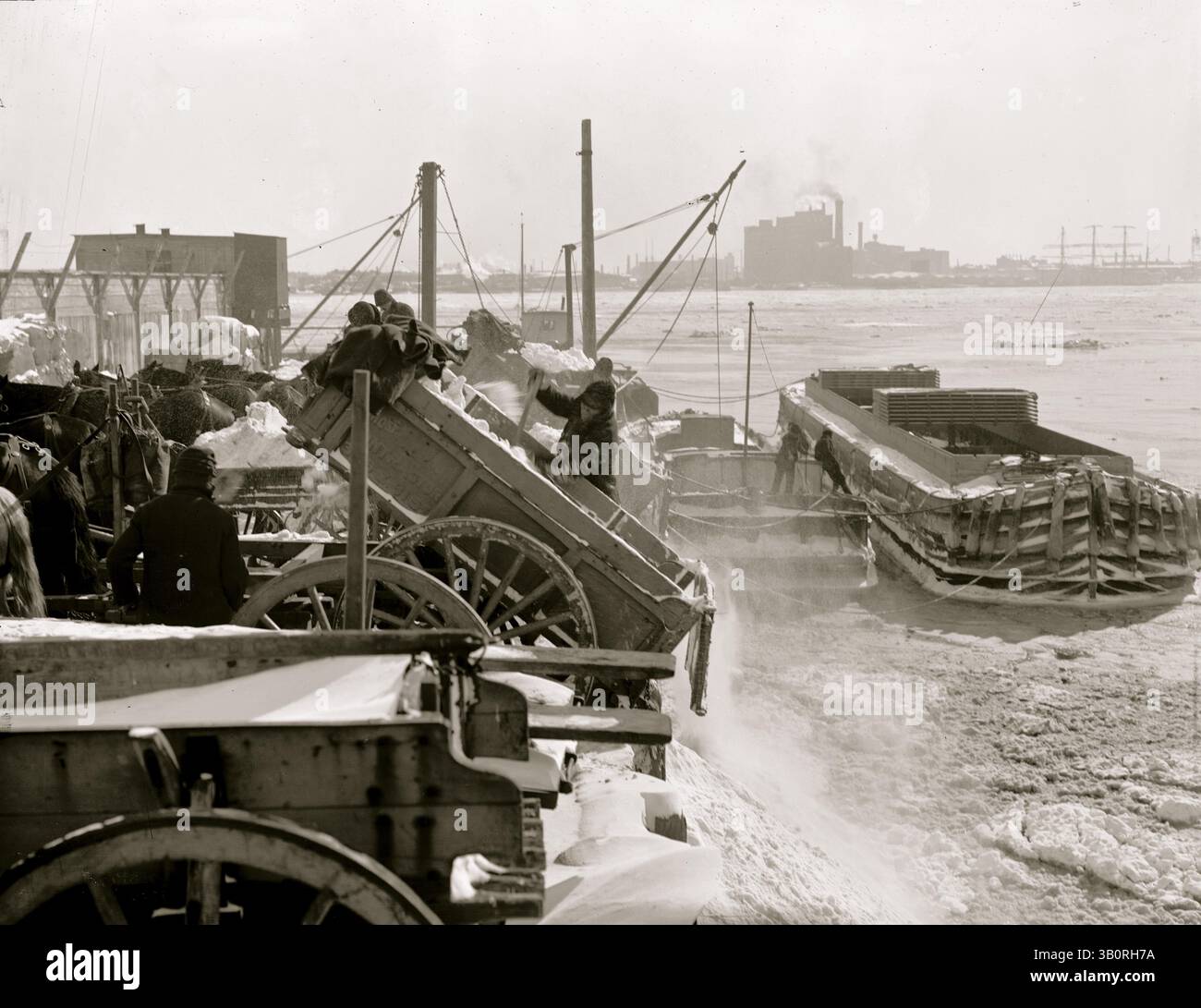 1888 - New York, NY, États-Unis - déversement de neige dans la rivière après un blizzard. (Crédit image : © BuyEnlarge/ZUMAPRESS.com) Banque D'Images