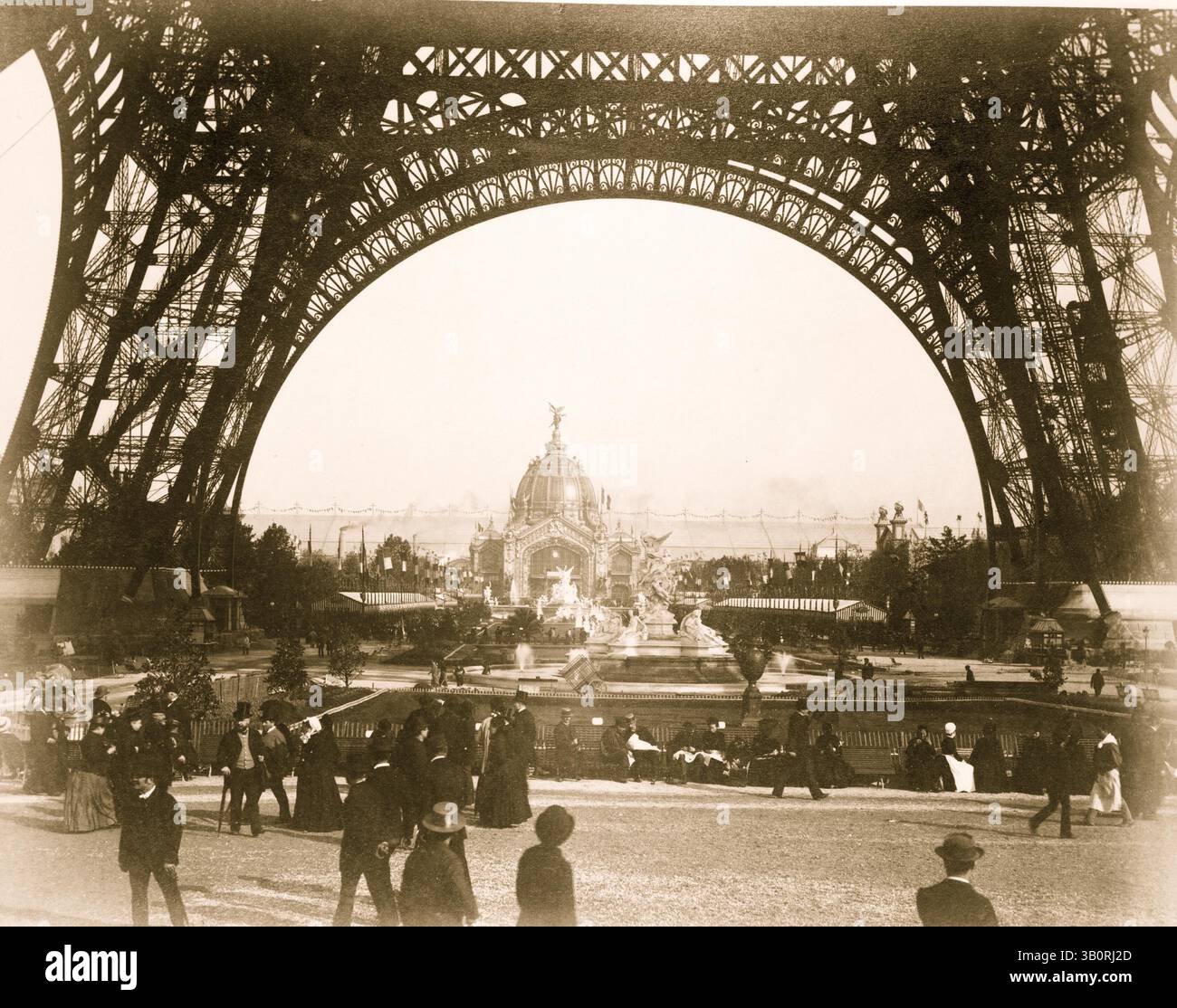 6 juin 1899 - Paris, France - L'exposition universelle de Paris vue du pied de la Tour Eiffel. (Crédit image : © BuyEnlarge/ZUMAPRESS.com) Banque D'Images