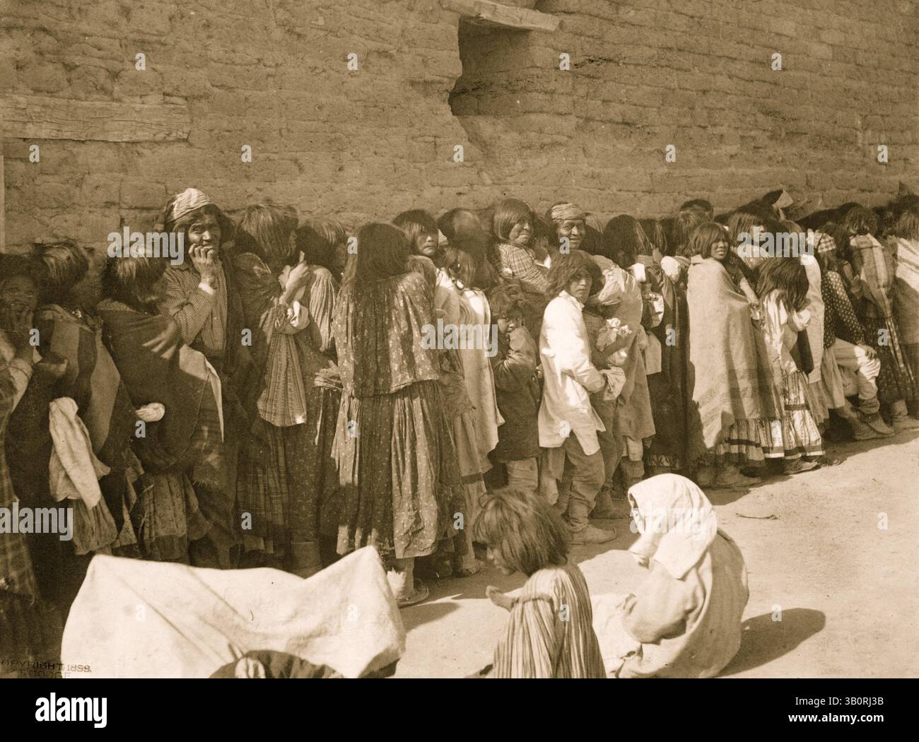 6 juin 1899 - San Carlos, AZ, États-Unis - ligne d'hommes, de femmes et d'enfants Apache devant le bâtiment de l'agence le jour de l'émission. (Crédit image : © BuyEnlarge/ZUMAPRESS.com) Banque D'Images