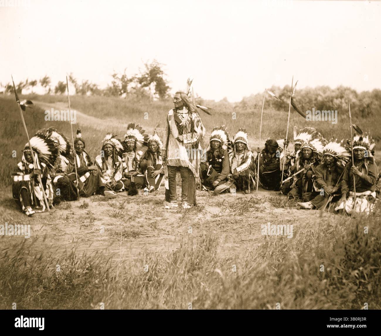 6 juin 1899 - É.-U. - le chef Little s'est blessé en conseil avec d'autres Indiens, portant des coiffes de plumes. (Crédit image : © BuyEnlarge/ZUMAPRESS.com) Banque D'Images