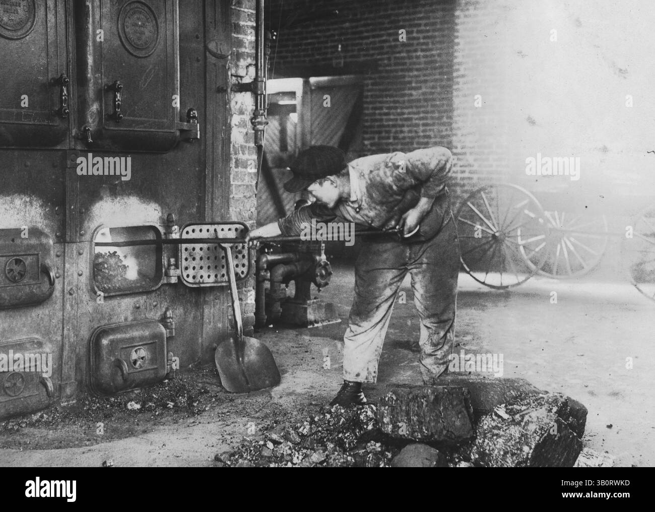 1917 - Pauls Valley, OK, États-Unis - alimenter le four dans la centrale électrique. École de formation Pauls Valley. (Crédit image : © BuyEnlarge/ZUMAPRESS.com) Banque D'Images