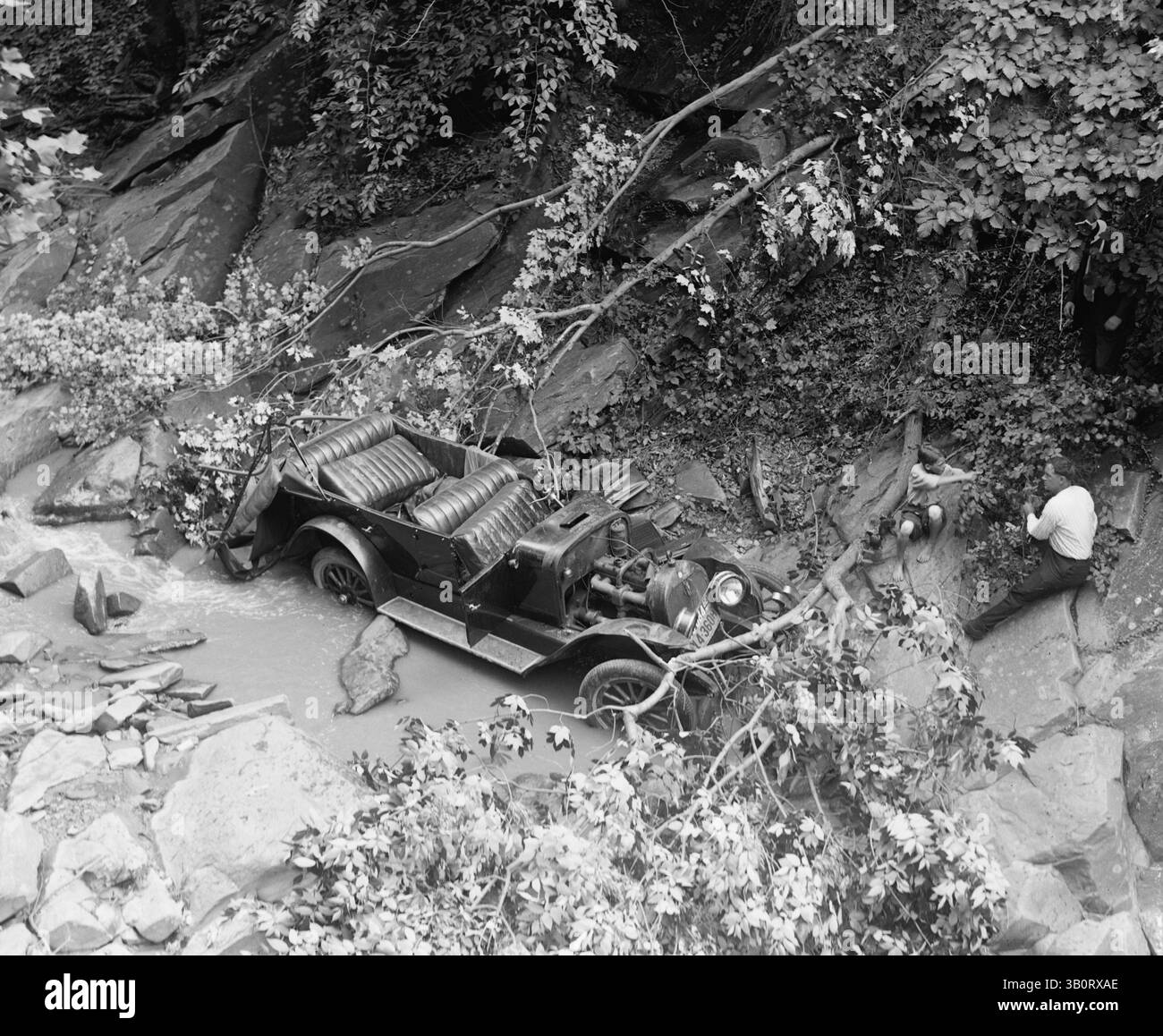 1920 - États-Unis - voiture totalisée dans le trou de pêche - accidents automobiles (crédit image : © BuyEnlarge/ZUMAPRESS.com) Banque D'Images