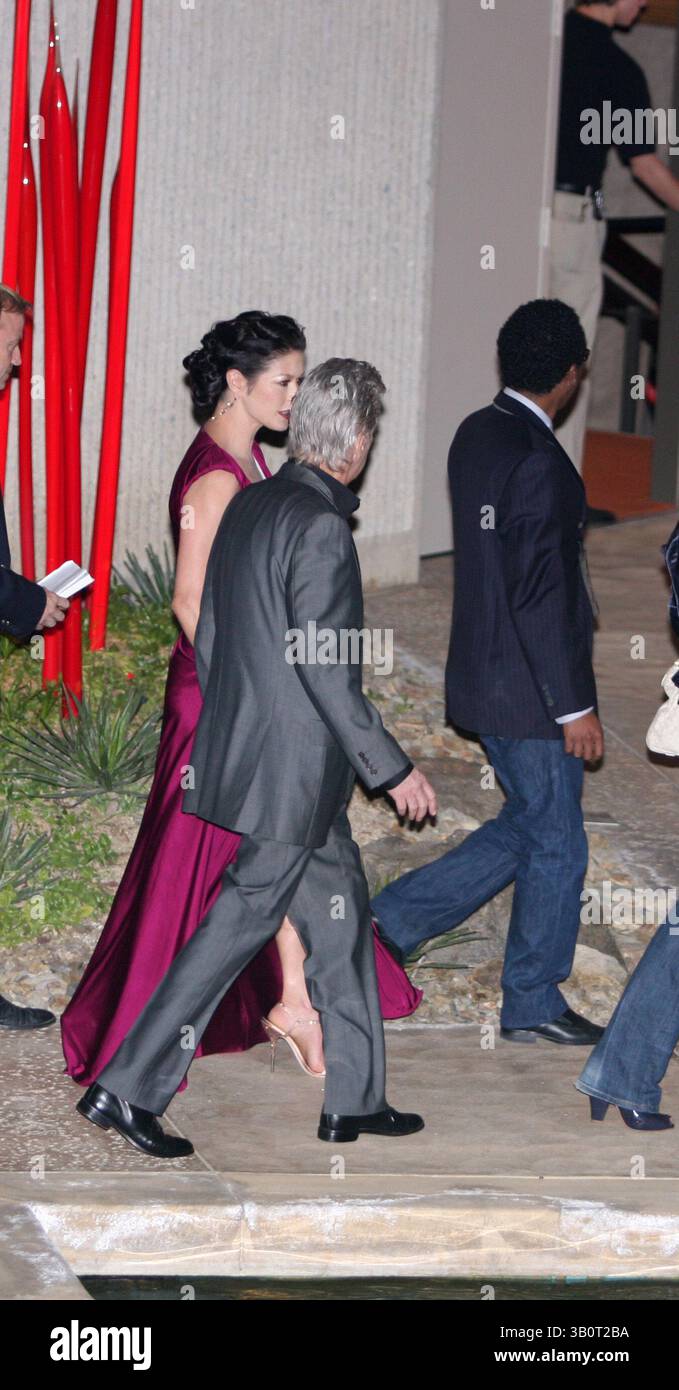 13 janvier 2011 - Palm Springs, Floride, États-Unis - L'acteur MICHAEL DOUGLAS et son épouse CATHERINE ZETA-JONES dans une cour extérieure privée après que Douglas a reçu un prix Icon Award qui lui a été remis lors du 22e Festival international du film de Palm Springs au Palm Springs Art Museum. (Crédit image : © Dane Andrew/ZUMAPRESS.com) Banque D'Images