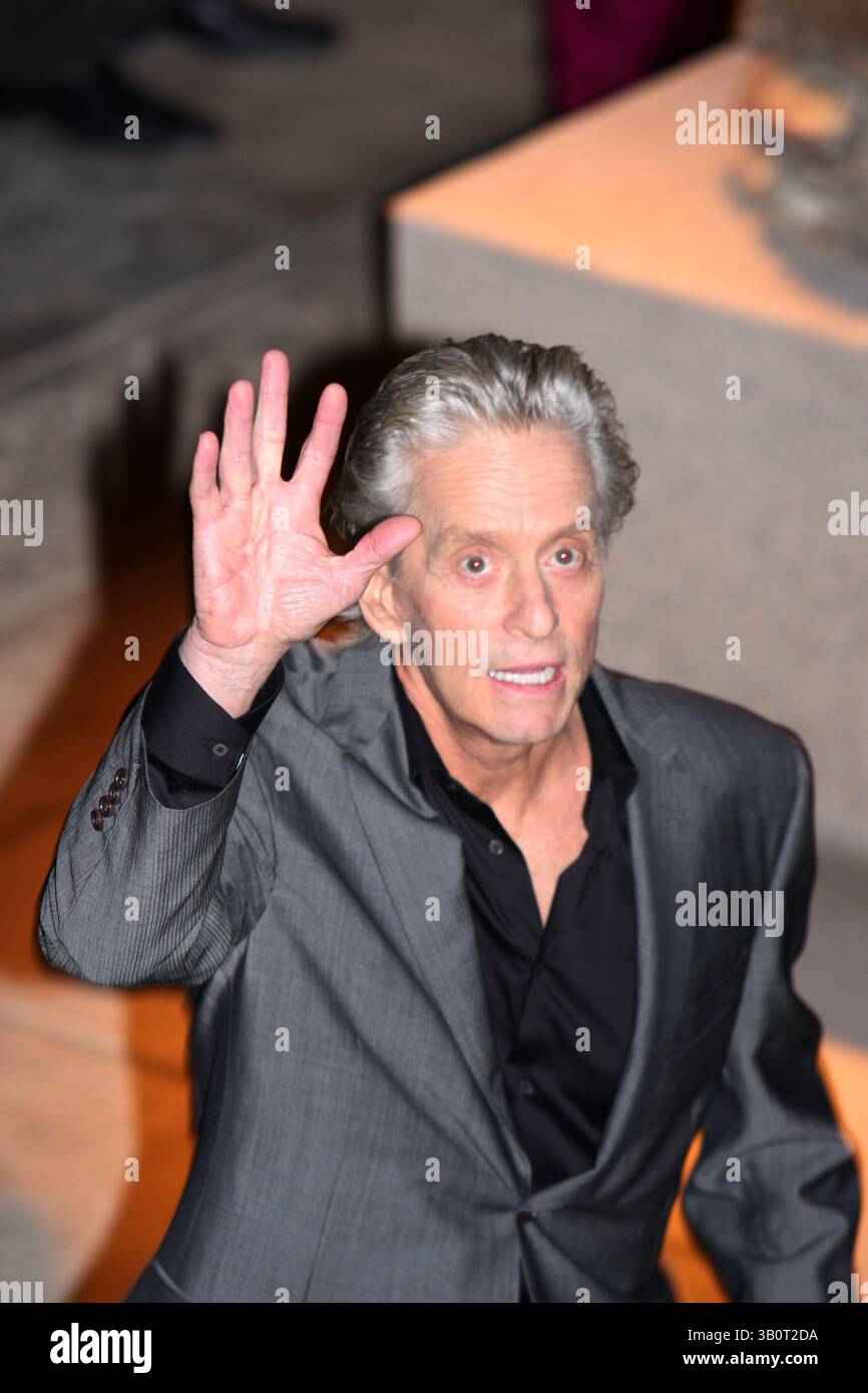 13 janvier 2011 - Palm Springs, Californie, États-Unis - L'acteur MICHAEL DOUGLAS fait des vagues depuis une cour extérieure privée après avoir reçu un prix Icon Award qui lui a été remis lors du 22e Festival international du film de Palm Springs au Palm Springs Art Museum. Douglas a été diagnostiqué avec un cancer de la gorge, mais les médecins ont maintenant confirmé que la tumeur dans sa gorge a suivi un cours de huit semaines de chimiothérapie et de radiothérapie. (Crédit image : © Dane Andrew/ZUMAPRESS.com) Banque D'Images