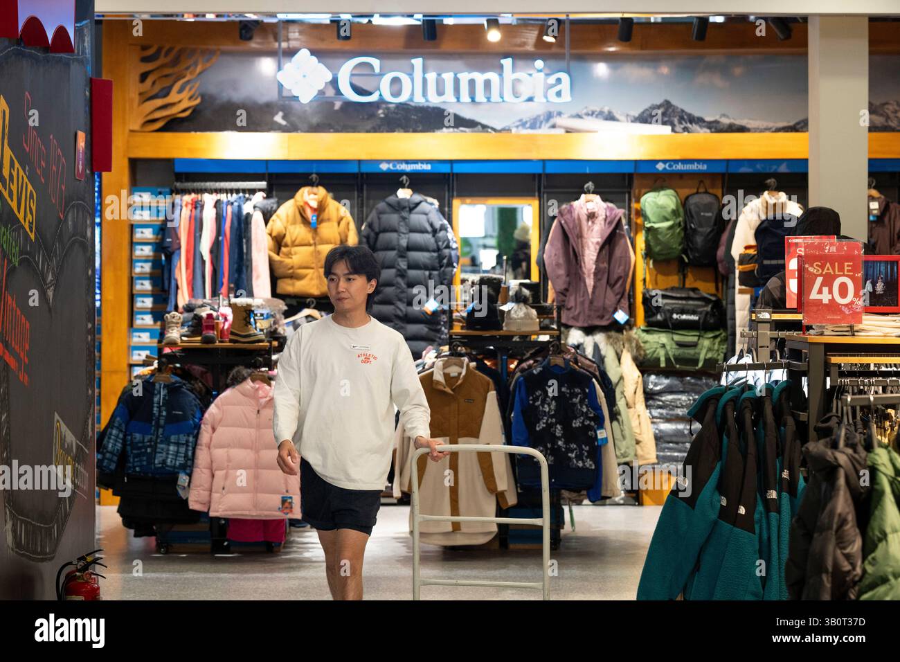 Un acheteur est vu dans le magasin Columbia de la marque américaine de vêtements de sport à Oulan-Bator, Mongolie. Banque D'Images