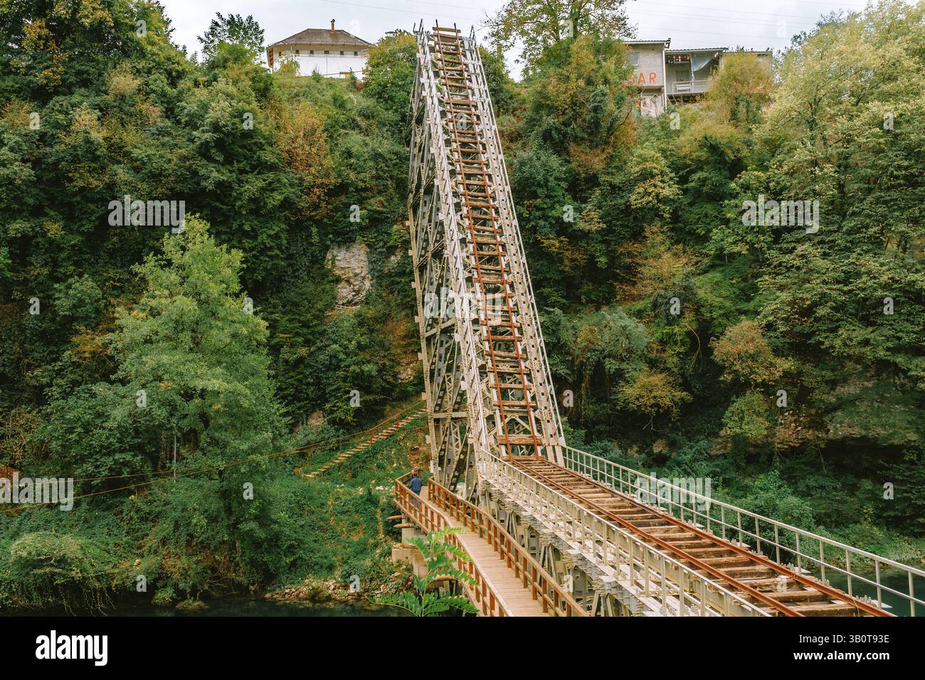 Des ruines de pont en acier sur Neretva près de Jablanica, un puissant symbole de la stratégie partisane de la seconde Guerre mondiale pendant la célèbre bataille. Banque D'Images