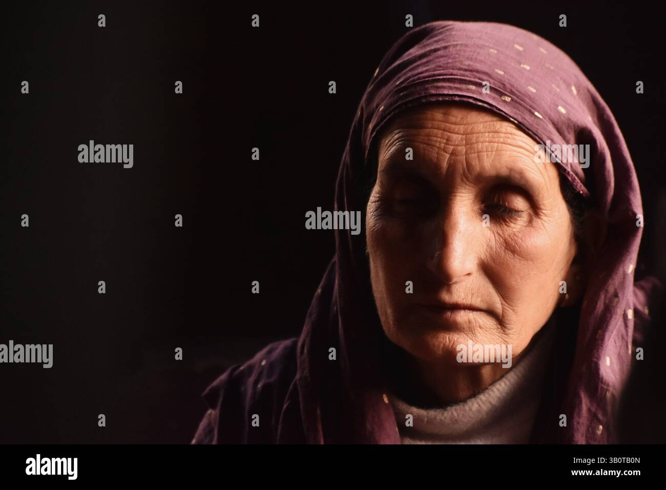 Pahalgam, Jammu-et-Cachemire, Inde. 24 avril 2025. Portrait de la mère d'Adil Hussain Shah, une ouvrière journalière, décédée lorsque des militants ont ouvert le feu sans discernement sur une foule de touristes principalement mardi, dans son village Hapatnar, à environ 20 km de Pahalgam et quelque part à 90 km de Srinagar, la capitale estivale du Cachemire, où l'incident a eu lieu, le Cachemire administré par les Indiens, mercredi 23 avril 2025. (Crédit image : © Mubashir Hassan/Pacific Press via ZUMA Press Wire) USAGE ÉDITORIAL SEULEMENT ! Non destiné à UN USAGE commercial ! Banque D'Images