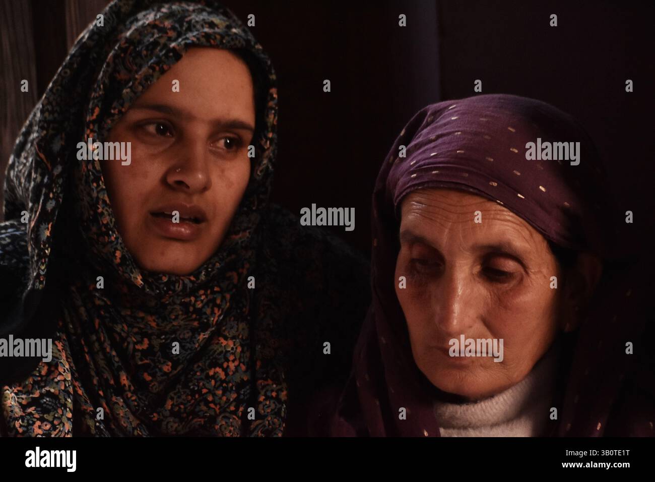 Pahalgam, Jammu-et-Cachemire, Inde. 24 avril 2025. Portrait de la mère et de la sœur d'Adil Hussain Shah, une ouvrière journalière, décédée lorsque des militants ont ouvert le feu sans discernement sur une foule de touristes principalement mardi, dans son village Hapatnar, à environ 20 km de Pahalgam et quelque part à 90 km de Srinagar, la capitale estivale du Cachemire, où l'incident a eu lieu, le Cachemire administré par l'Inde, mercredi 23 avril 2025. (Crédit image : © Mubashir Hassan/Pacific Press via ZUMA Press Wire) USAGE ÉDITORIAL SEULEMENT ! Non destiné à UN USAGE commercial ! Banque D'Images