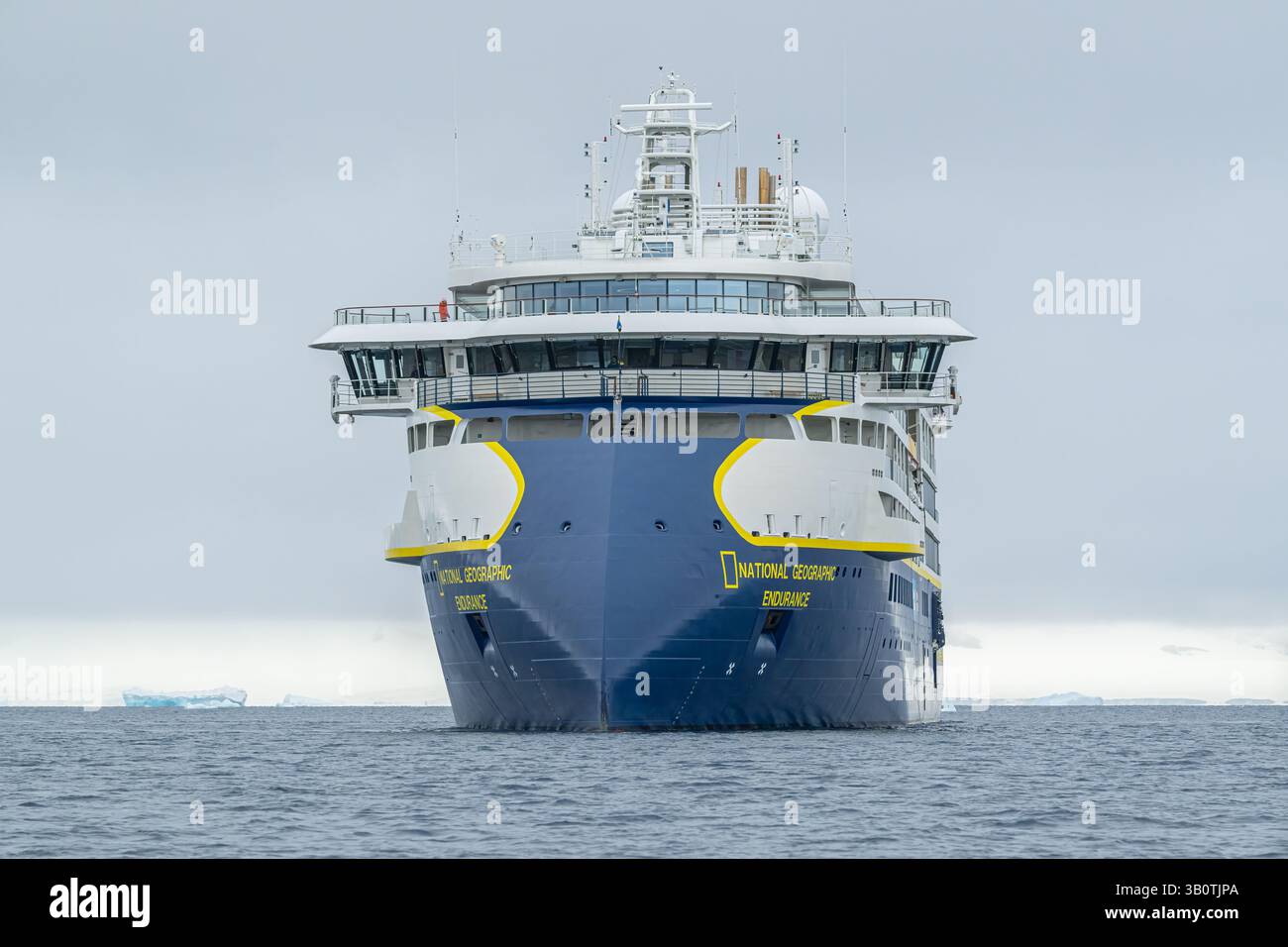 Vue de face du Lindblad National Geographic Endurance en Antarctique. Banque D'Images