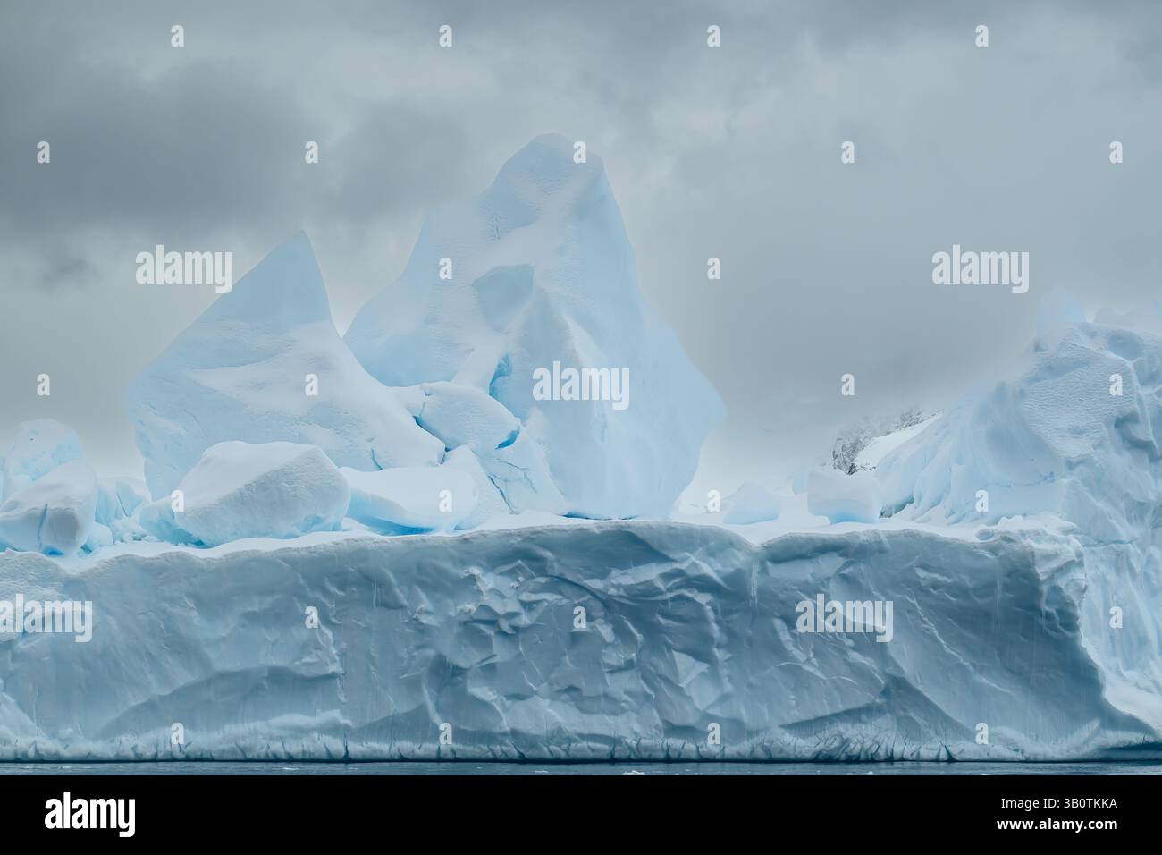 Magnifique paysage de glace bleue et de neige près de Cierva Cove en Antarctique. Banque D'Images