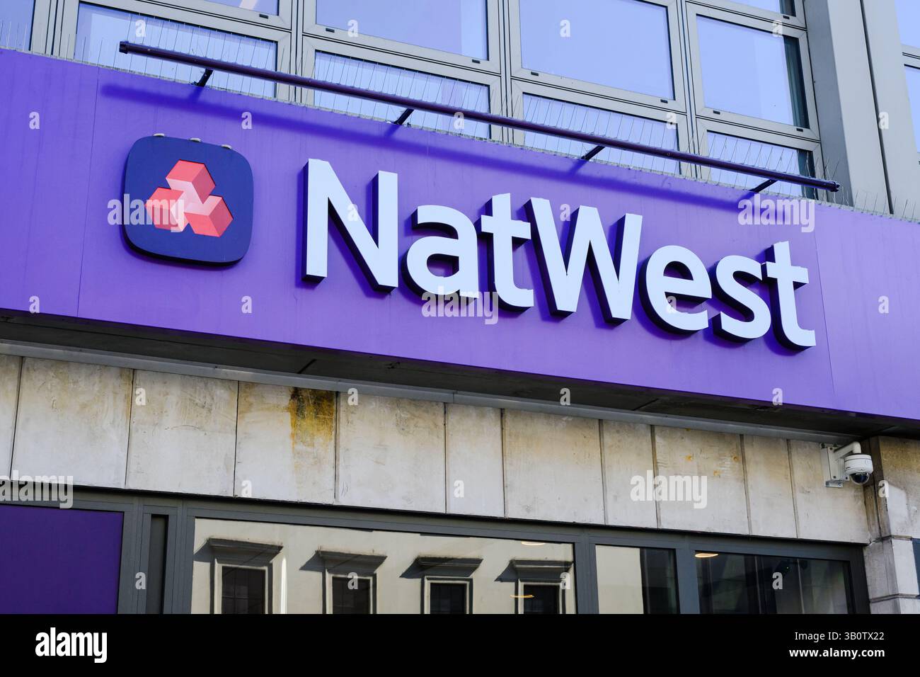 Londres, Royaume-Uni - 3 avril 2025 ; signe et logo en gros plan pour NatWest Bank sur la façade du bâtiment Banque D'Images