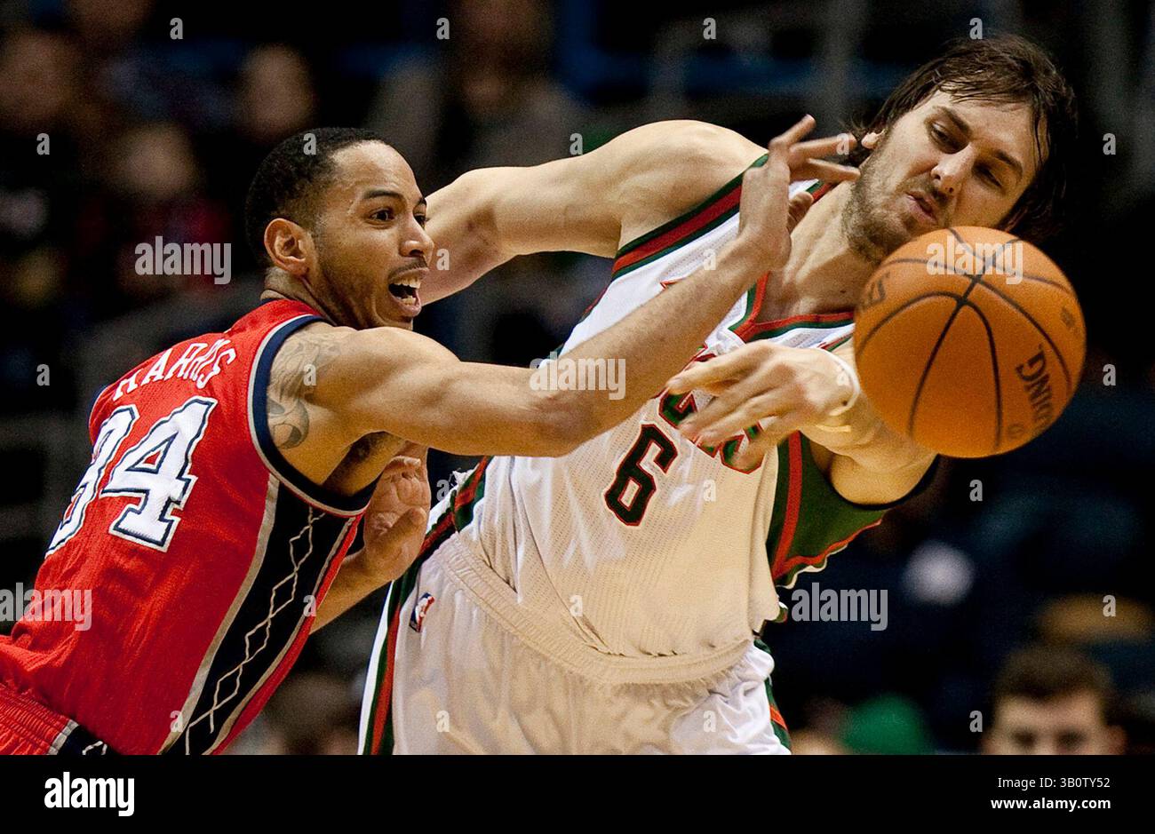 29 janvier 2011 - Milwaukee, Wisconsin, États-Unis - Milwaukee Bucks ANDREW BOGUT #6 sauve une passe sauvage de sortir des limites, avec nets #34 DEVIN HARRIS à gauche. Bogut compte 17 points et 18 rebonds contre les nets alors que les Bucks gagnent contre les nets du New Jersey 91-81. (Crédit image : © Mike McGinnis/Cal Sport Media/ZUMAPRESS.com) Banque D'Images