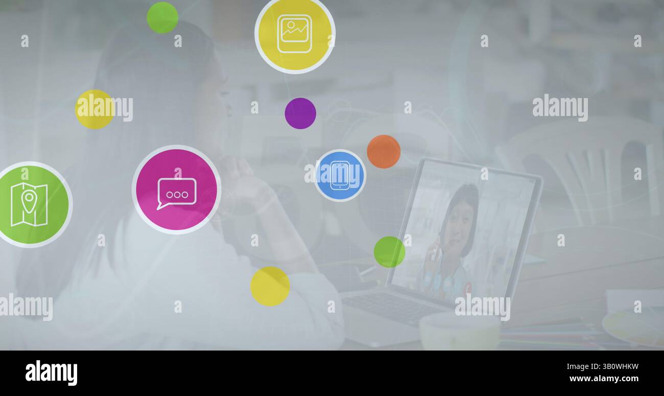 Image d'icônes numériques sur la femme caucasienne sur l'appel d'image d'ordinateur portable Banque D'Images