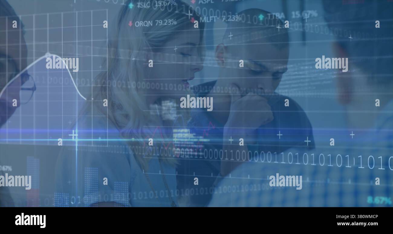 Image du traitement des données financières sur les gens d'affaires Banque D'Images