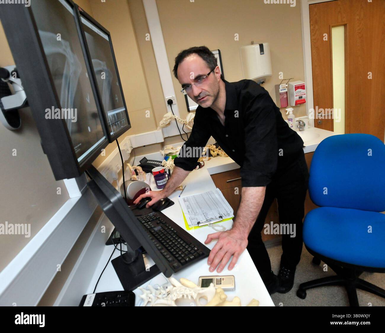 07 déc. 2010 - Eashing, Surrey, Royaume-Uni - NOEL FITZPATRICK dans sa salle de consultation. Noel Fitzpatrick est un chirurgien vétérinaire pionnier, un soi-disant Bionic Vet sa pratique vétérinaire de plusieurs millions de livres sterling est à Eashing, Surrey, Angleterre. (Crédit image : © Nick Cunard/ZUMAPRESS.com) Banque D'Images