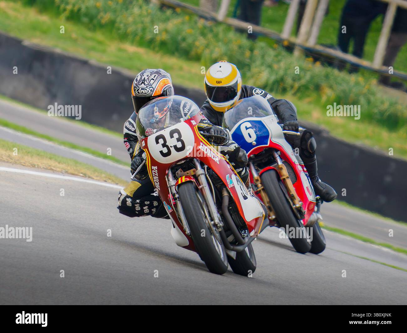 Maria Costello, coureuse de moto, pilote sa Honda CB750R 1972 à la réunion des membres de 82, Goodwood Motor circuit, West Sussex UK Banque D'Images