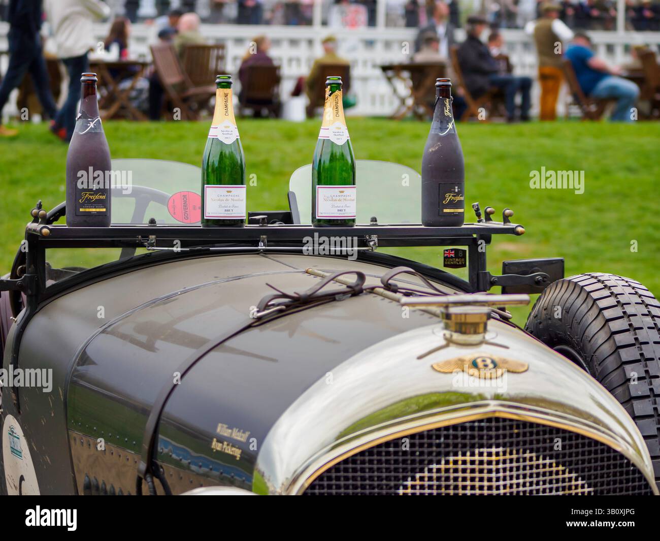 Quatre bouteilles de champagne consécutives sur une Bentley vintage lors de la réunion des membres de 82, Goodwood Motor circuit, West Sussex UK Banque D'Images