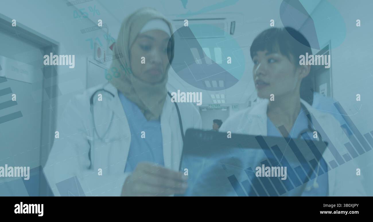 Image du traitement des données sur deux femmes médecins diverses Banque D'Images