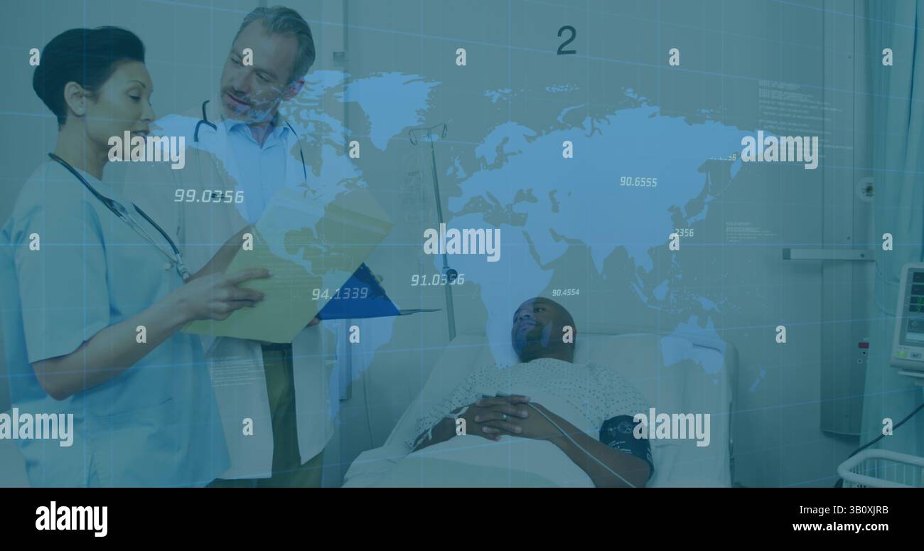 Image du traitement des données sur deux médecins divers avec patient Banque D'Images