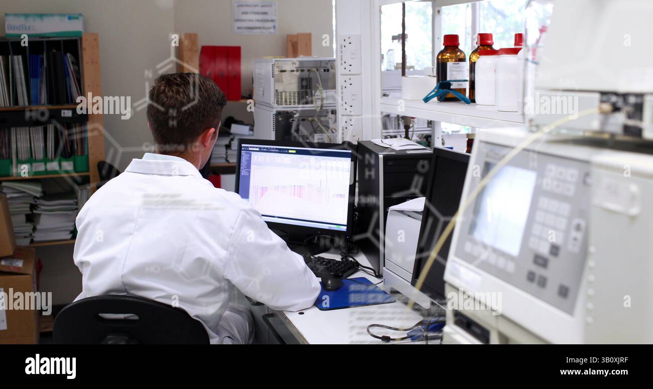 Image du traitement des données scientifiques sur un scientifique caucasien masculin Banque D'Images