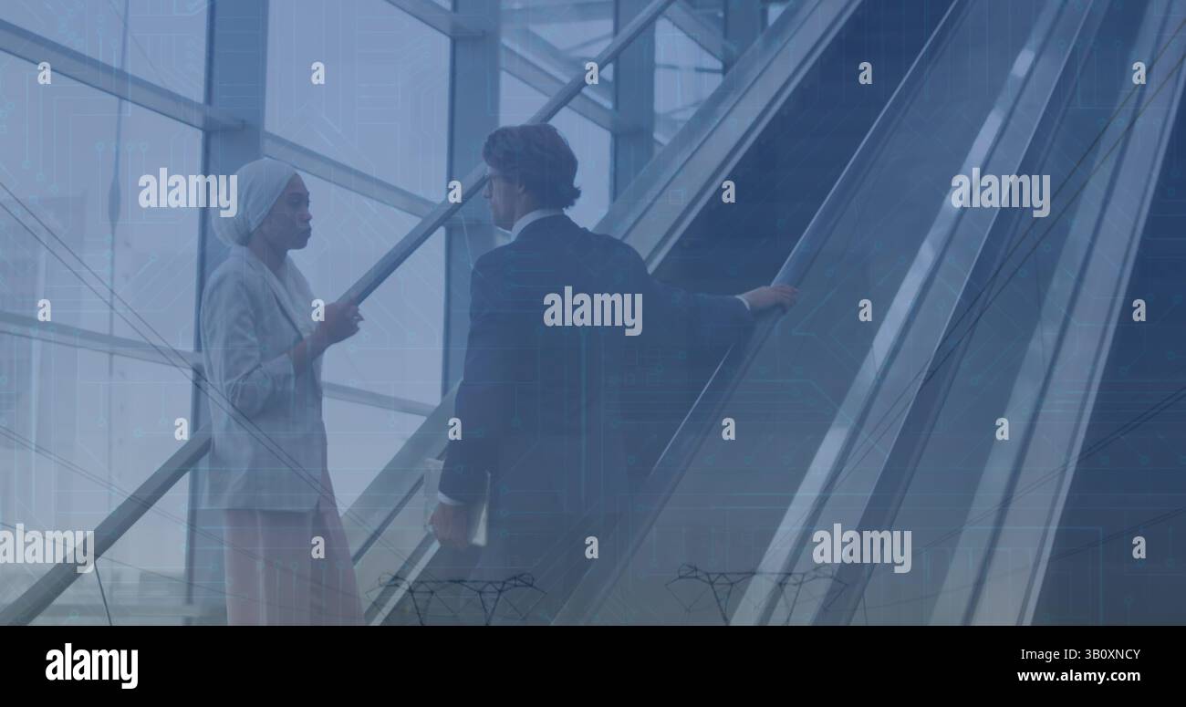 Image des données financières et des graphiques sur divers hommes d'affaires et femmes d'affaires sur l'escalator Banque D'Images