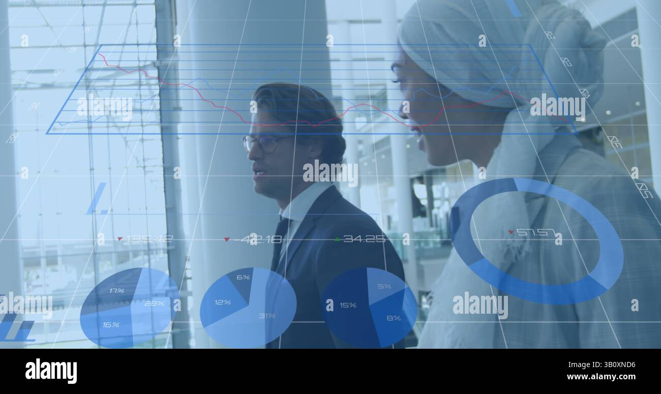 Image de données financières et graphiques sur divers hommes d'affaires et femmes d'affaires parlant au bureau Banque D'Images