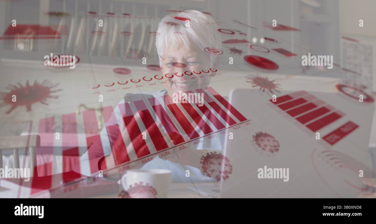 Image du traitement des données sur la femme biraciale senior heureuse à l'aide d'un smartphone Banque D'Images