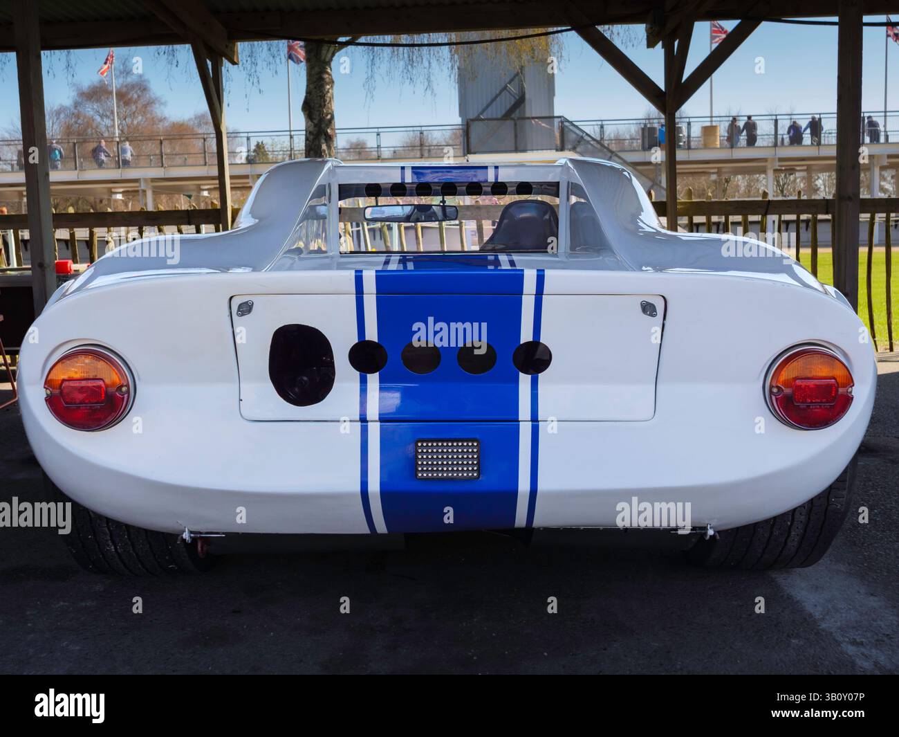 Une voiture de course Chevron B6 blanche, 82 Membres Meeting Testing, Goodwood Motor circuit, West Sussex UK Banque D'Images