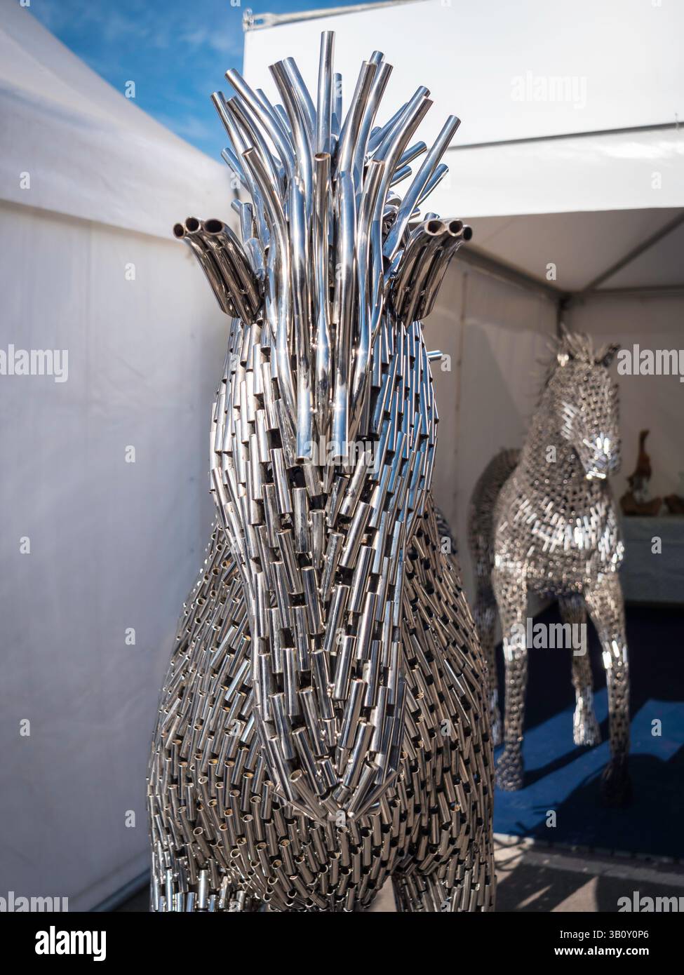 Exposition d'art du cheval en métal argenté lors de la réunion des membres 82, circuit automobile de Goodwood, West Sussex UK Banque D'Images