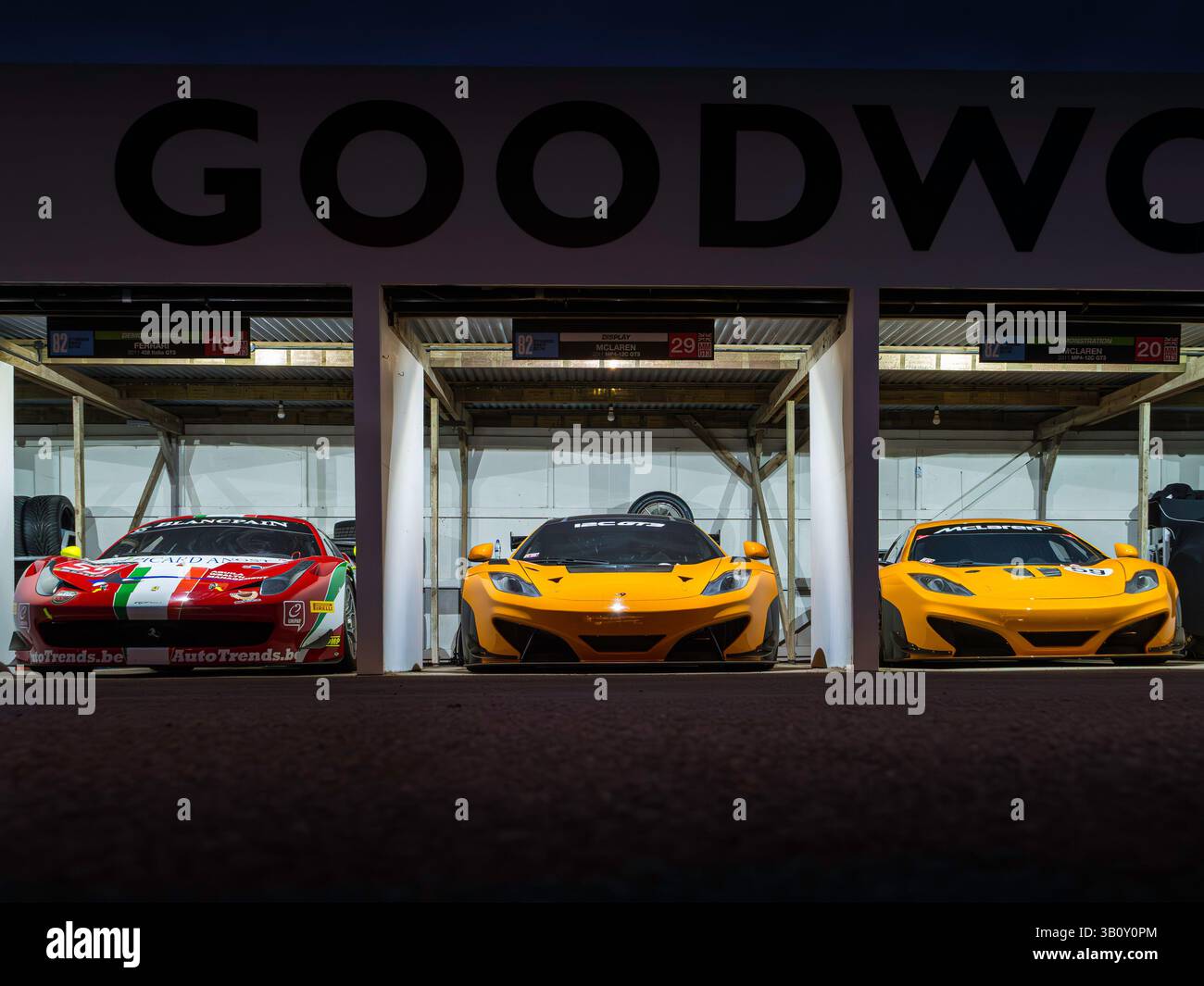 Une exposition de trois voitures de course GT3 à Night Cars lors de la réunion des membres de 82, Goodwood Motor circuit, West Sussex UK Banque D'Images