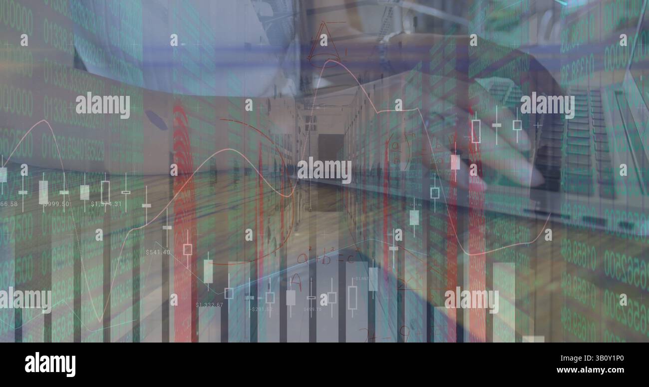 Image du traitement des données financières et des équations mathématiques sur la femme d'affaires biraciale Banque D'Images