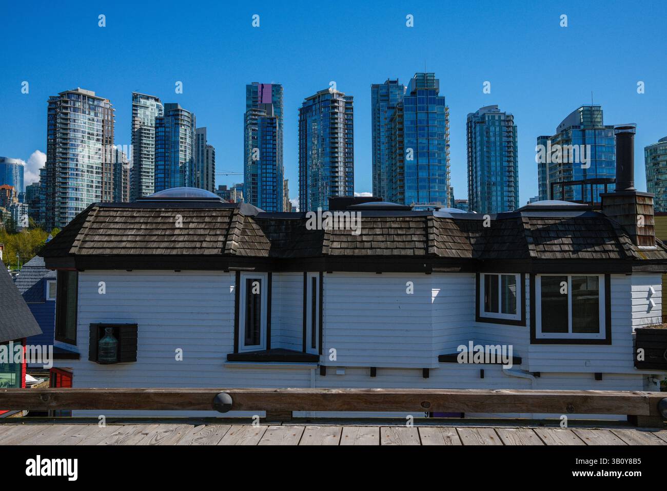 Péniches avec condos Yaletown à travers False Creek de Granville Island, Vancouver, C.-B. Banque D'Images