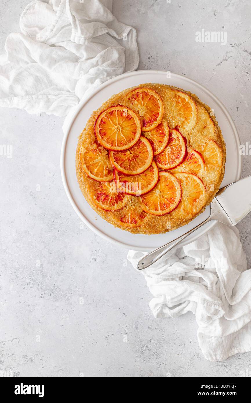 Gâteau orange renversé sur fond blanc Banque D'Images