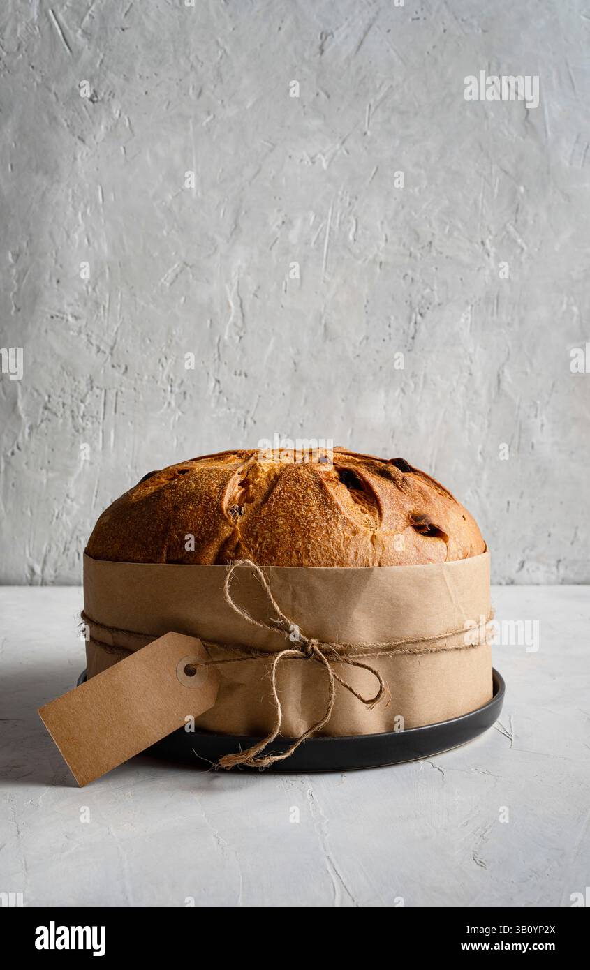 Panettone traditionnel, avec une croûte dorée parfaite. Une icône des traditions culinaires italiennes pour les fêtes Banque D'Images