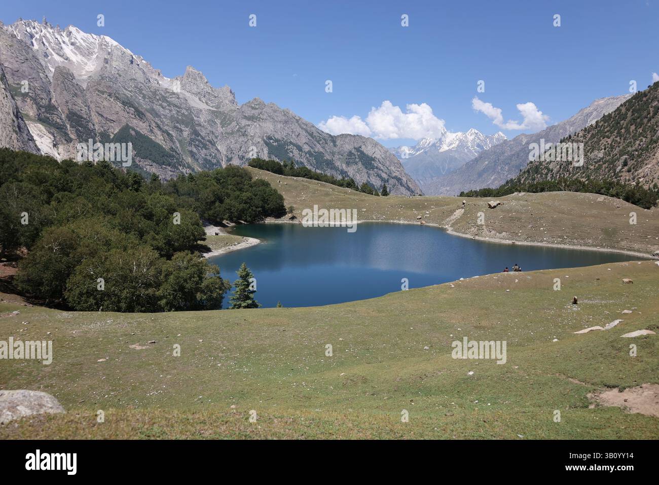 Réflexions de sérénité : lac Kutwal, vallée Haramosh, Karakoram Banque D'Images