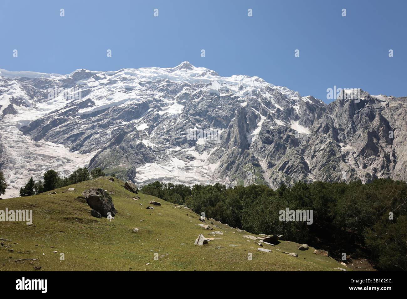 Réflexions de sérénité : lac Kutwal, vallée Haramosh, Karakoram Banque D'Images