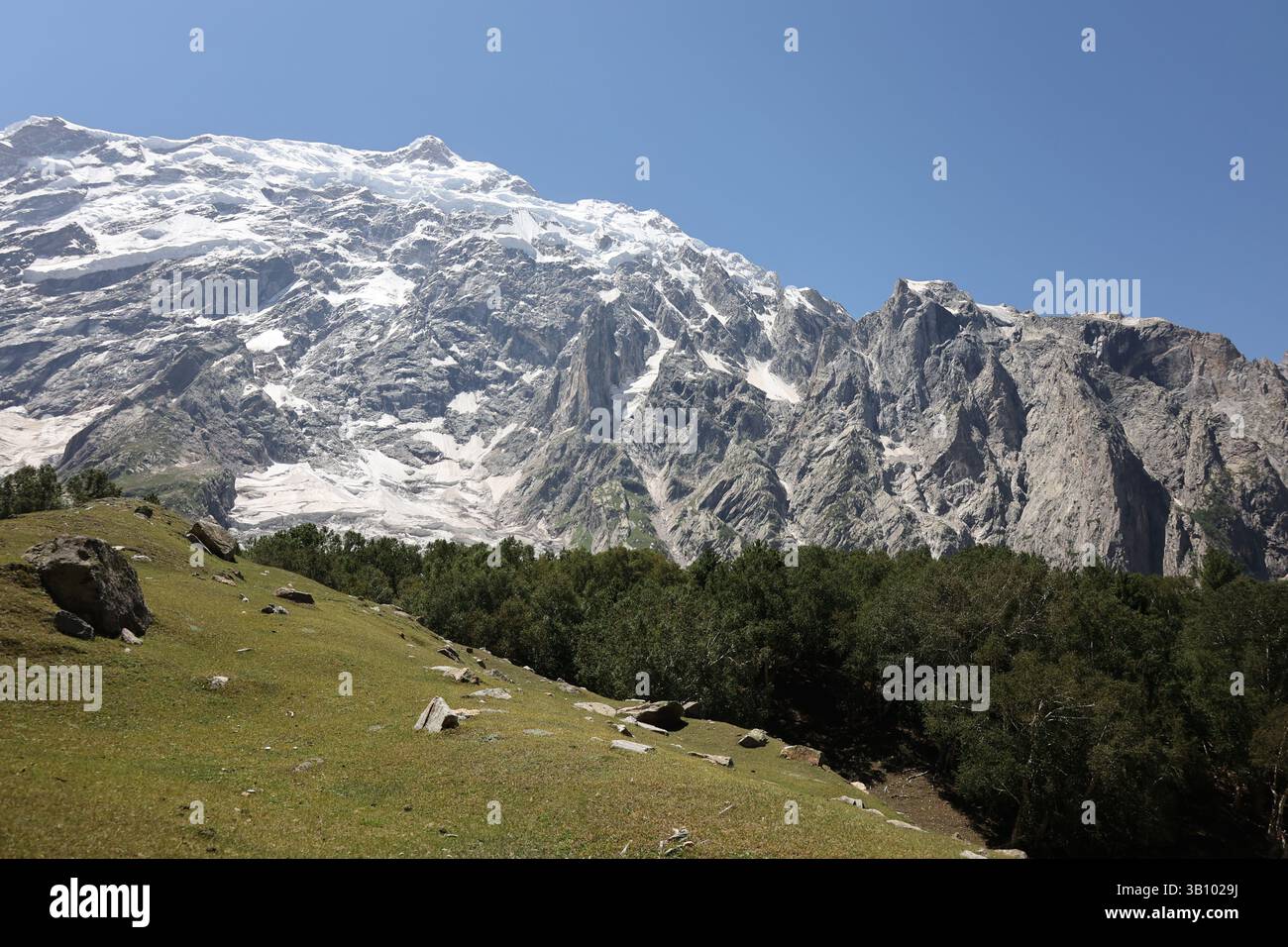 Réflexions de sérénité : lac Kutwal, vallée Haramosh, Karakoram Banque D'Images